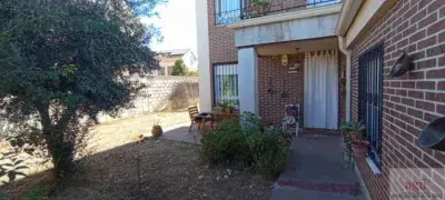 Chalet Pareado con Piscina en Alovera