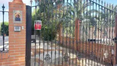 Finca Rústica con Piscina y Pistas Deportivas