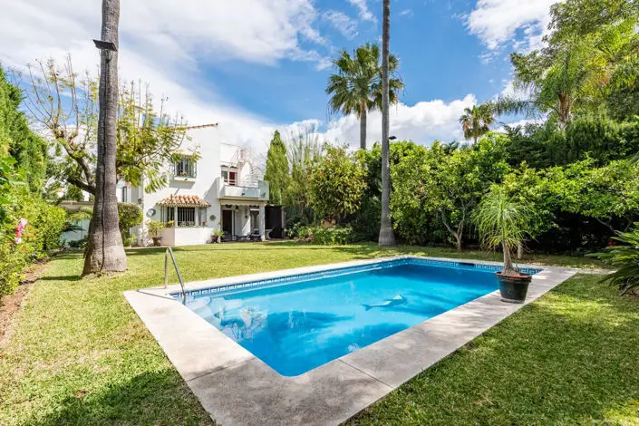 Villa 4 Dormitorios en Venta Atalaya Cerca Guadalmina