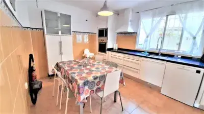 Chalet Pareado en Venta en Recinto Privado con Piscina y Garaje