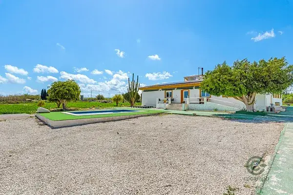 Chalet en Los Montesinos con 6 Dormitorios y Piscina Privada