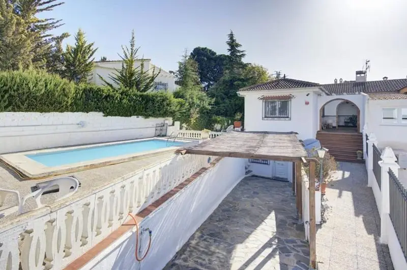 Chalet con Piscina en Urbanizacion el Puntal 2 Padul