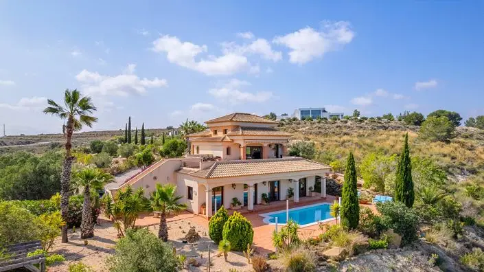 Finca de Lujo con 4 Dormitorios en Torremendo