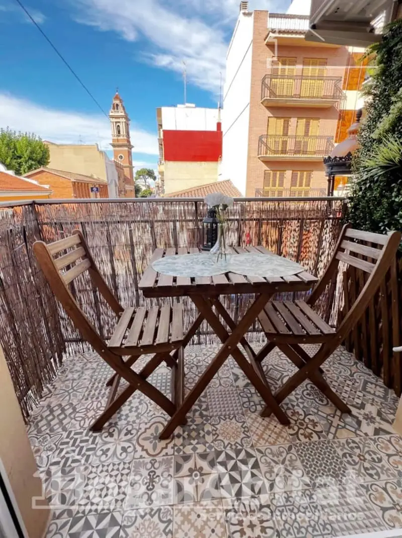 Piso Reformado en Tavernes Blanques con Dos Balcones y Ascensor