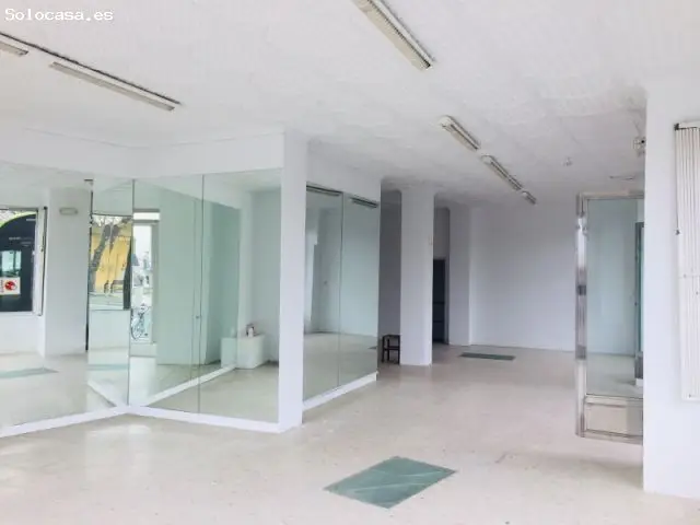 Local Comercial en Esquina con Gran Escaparate y Sótano