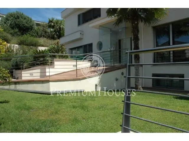 Casa Moderna en Alella con Piscina y Apartamento Independiente