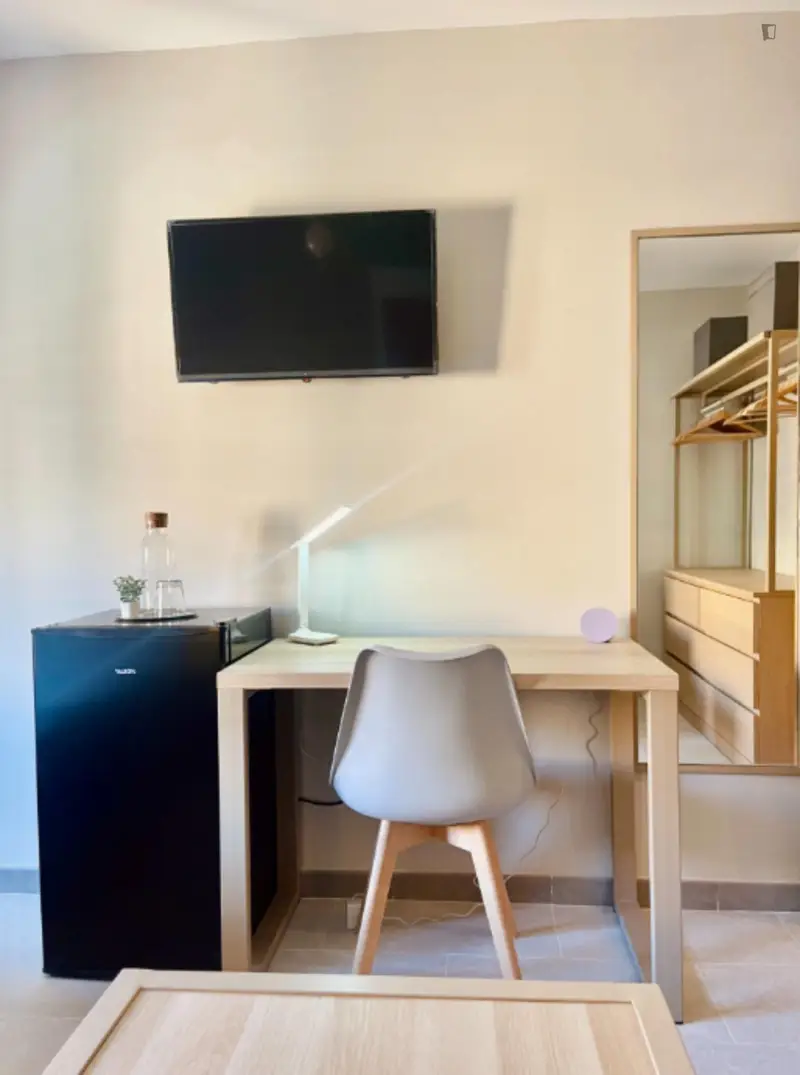 Habitacion Individual en Piso Compartido con Nevera y Smart TV
