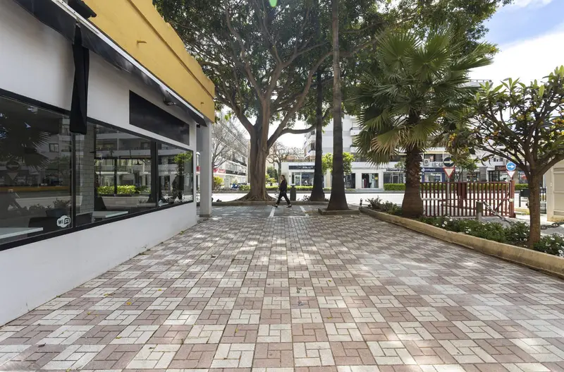 Piso Comercial en Marbella Centro: Ideal Cafetería o Restaurante