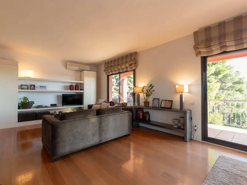 Chalet en Venta en Castelldefels con Vistas al Mar y Piscina