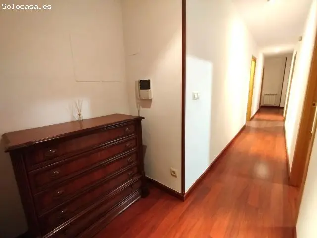 Piso en el Centro Ciudad: Amplio, Luminoso, con Terraza y Garaje