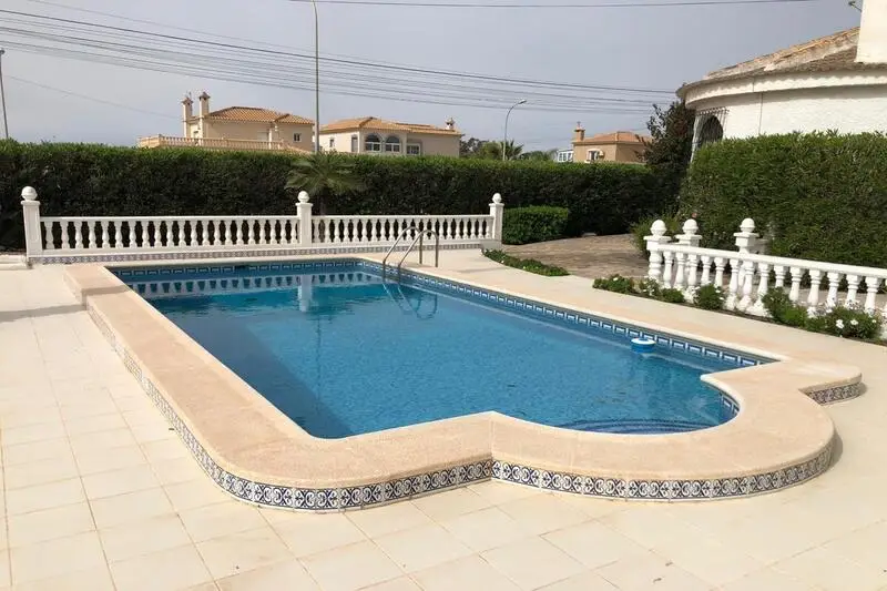 Chalet Independiente con Piscina en Torrevieja San Luis