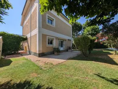 Chalet en venta El Casar Guadalajara 300m2 800m2 parcela piscina