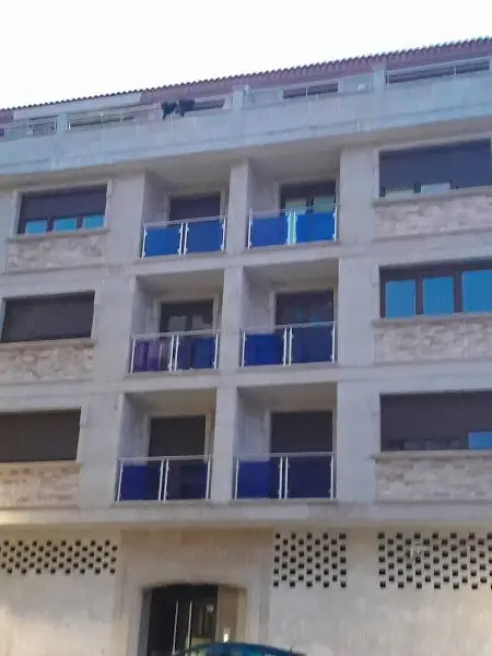 Venta de Piso en Ribeira: 3 Dormitorios, 2 Baños, Parking y Trastero