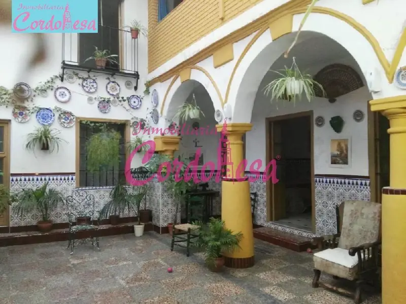 Casa con Patio en Realejo Cordoba 6 Dormitorios 205m2