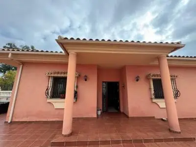 Villa en Benalmádena Costa con 14 Plazas de Aparcamiento
