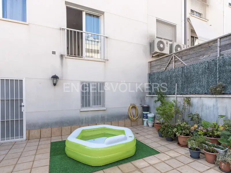 Casa adosada en Vilanova i la Geltru con parking y patio