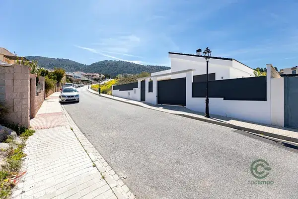Villa Moderna en Granada  4 Dormitorios 2 Baños Garaje Gran Oportunidad