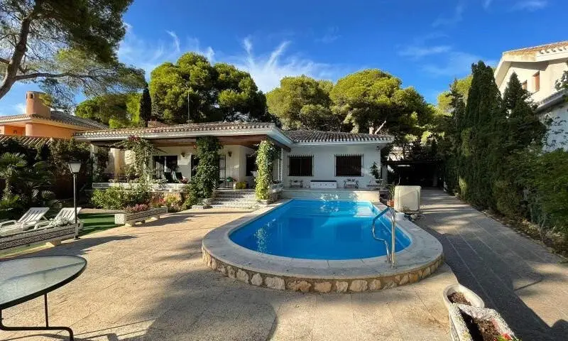 Villa en Venta 6 Dormitorios Campoamor