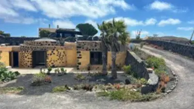 Casa Rustica en Venta La Geria 3 Dormitorios Jardin Privado
