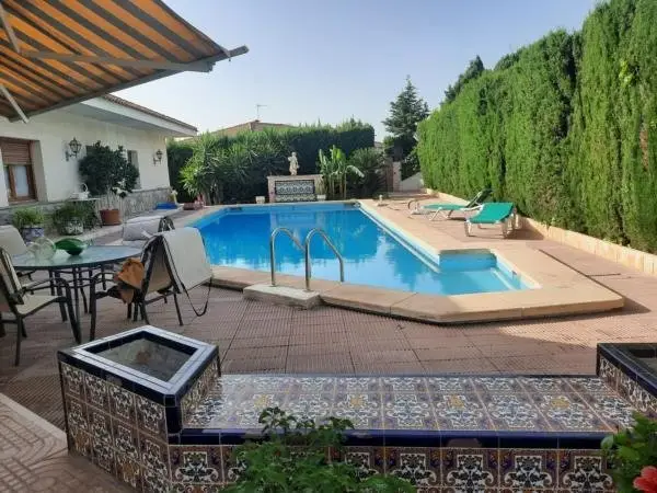 Chalet en Monóvar con Piscina y Terraza - 4 Dormitorios