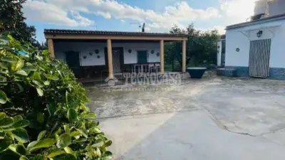 Casa Rústica en Venta en Montilla: 4 Dormitorios, Piscina y Jardín