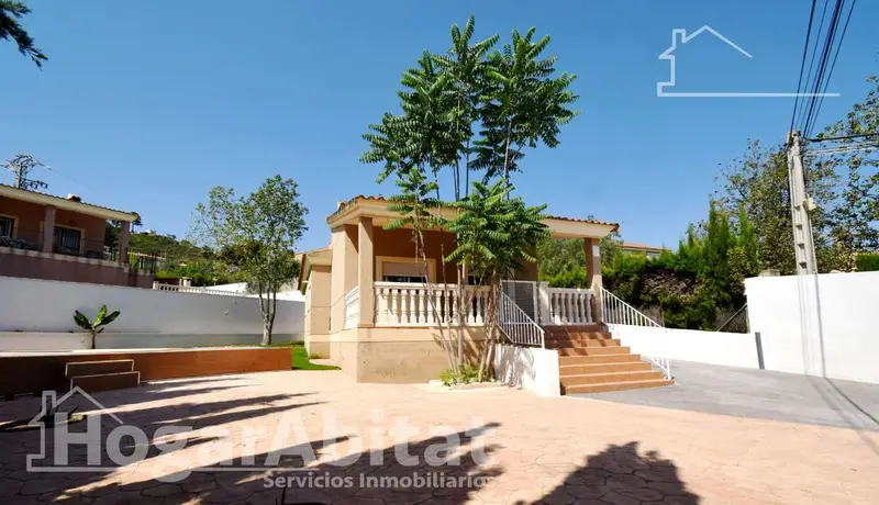 Chalet en Chiva con Piscina Privada y Garaje