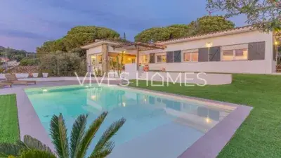 Chalet en venta en Sant Vicenç de Montalt: casa reformada con jardín y piscina