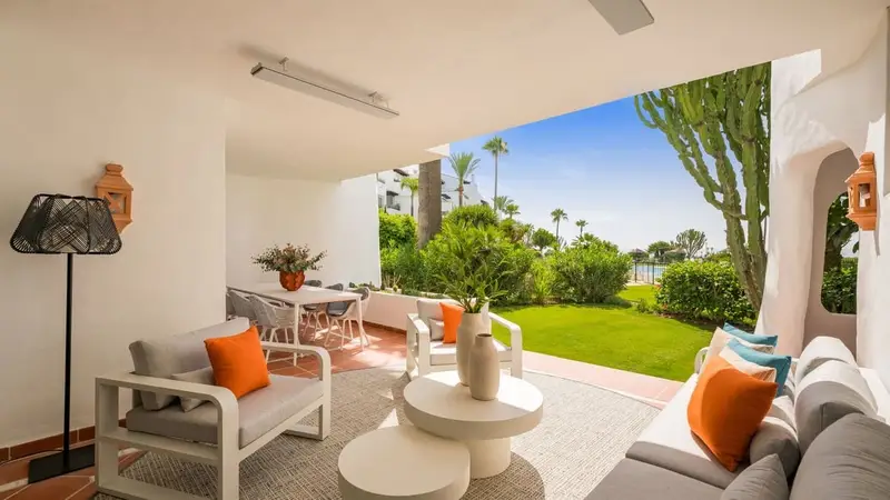 Apartamento en Venta Costalita Estepona Primera Linea de Playa