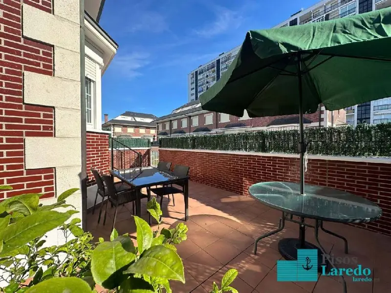 Venta Adosado Laredo 245m2 Jardin Piscina Garaje Txoko 4 Habitaciones