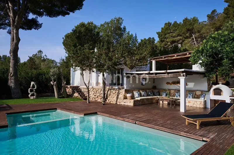 Chalet en Alquiler en Ibiza: Villa Bohemia con Encanto Autentico