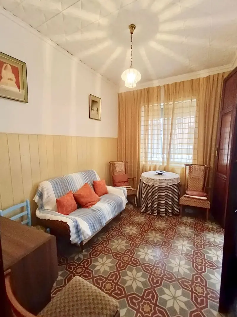 Chalet en Venta Burriana Amplio con Terraza y Patio
