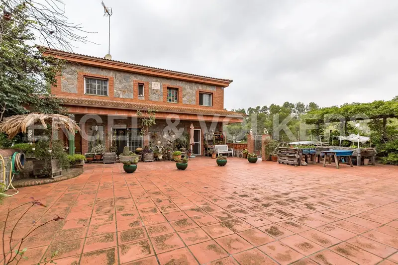 Chalet en Venta en Rubí con Jardín, Barbacoa y Garaje Grande