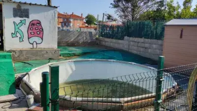 Casa Pareada para Reformar en Santander con Terreno y Piscina