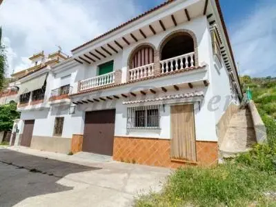 Casa Familiar en Cómpeta Alta con Dos Viviendas y Jardín