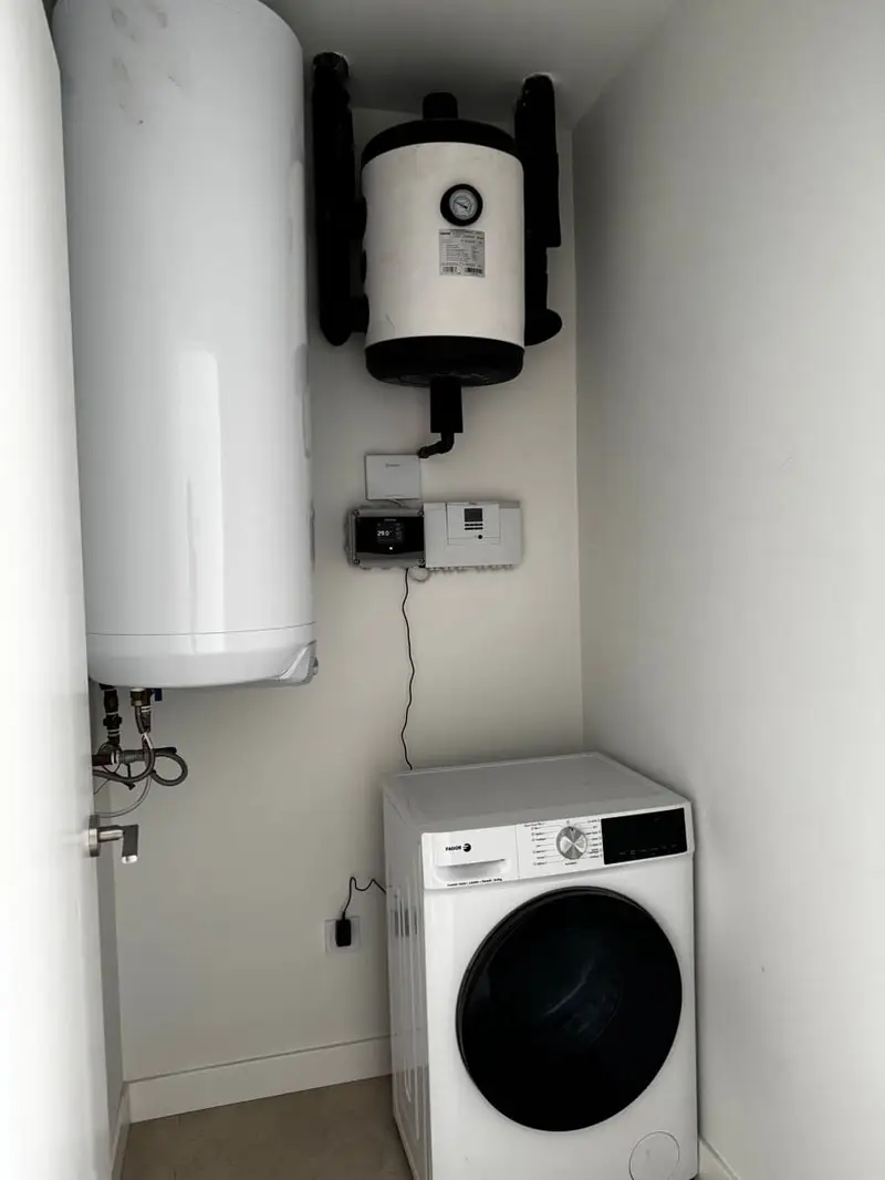 Apartamento en Pedregalejo Malaga: 2 Dormitorios, Piscina y Parking