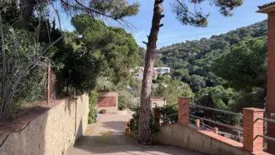 Casa en venta en Alella con vistas al mar y gran parcela