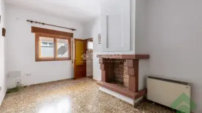 Casa Adosada en Centro de Durcal con 4 Dormitorios y 2 Baños