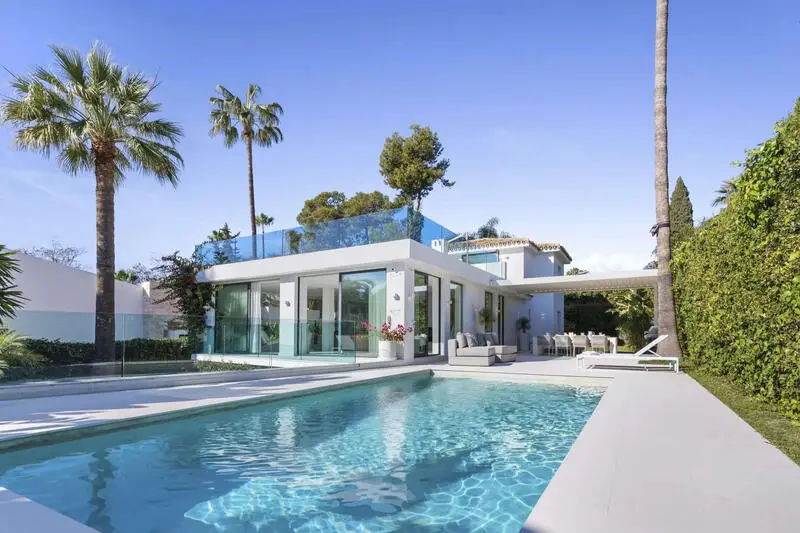 Villa de Lujo 5 Dormitorios Nueva Andalucía Cerca Campo Golf Las Brisas