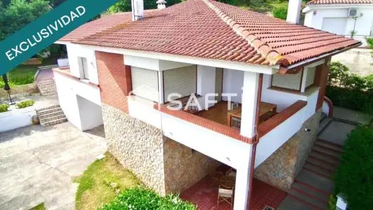 Casa en Sant Daniel con Piscina y Vistas al Mar