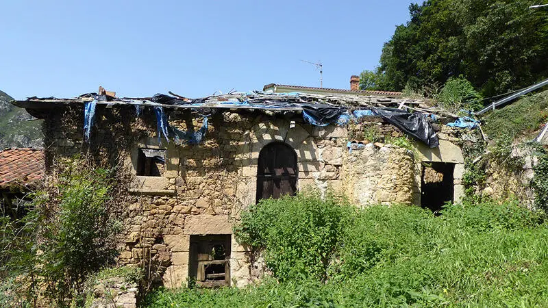 Casa de Campo en Ruinas con Proyecto de 2 Apartamentos en Proaza