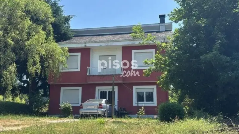 Chalet en Sarria Lugo con Amplia Parcela Oportunidad Inversion