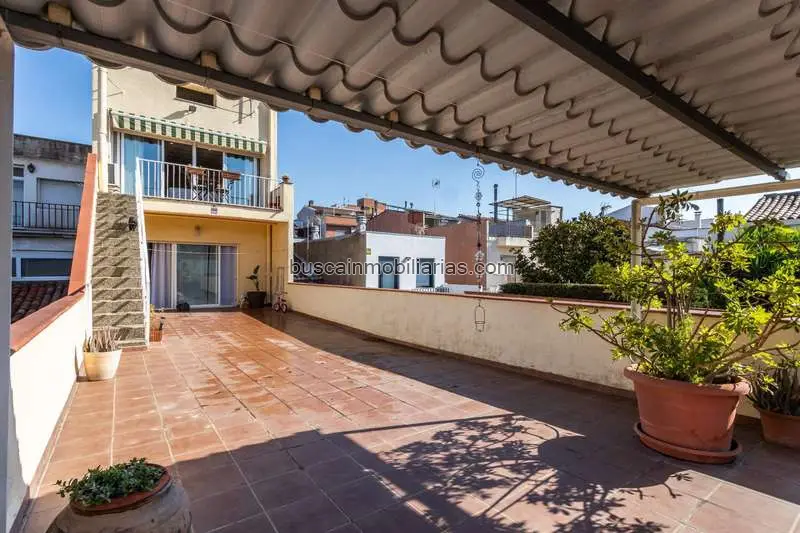 Casa en venta en Sabadell con garaje, terrazas y local anexo