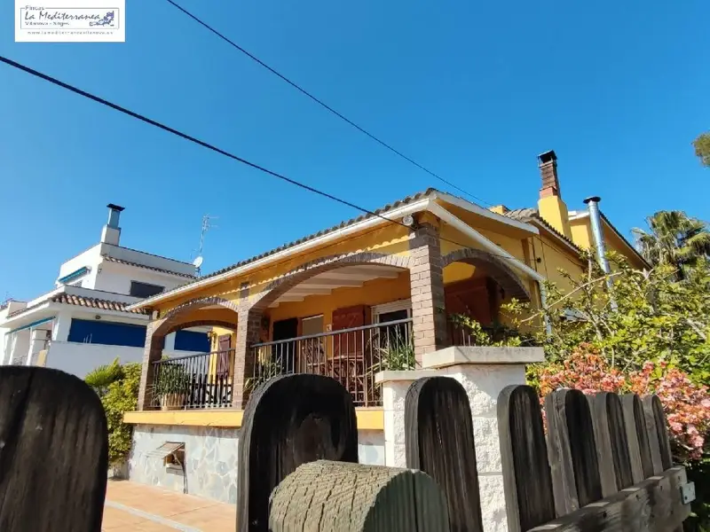 Casa familiar en Cubelles con piscina y amplio terreno