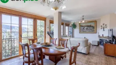 Casa en venta cerca de Granada con jardín y piscina