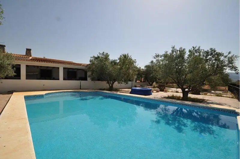 Villa de Lujo con 6 Dormitorios y Piscina en Sax Alicante