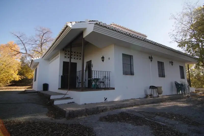 Villa en Venta en Granada: Casa de Campo con Piscina