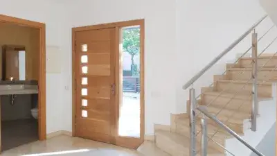 Casa Unifamiliar en Alquiler 335m2 3 Plantas Garaje Jardin Piscina
