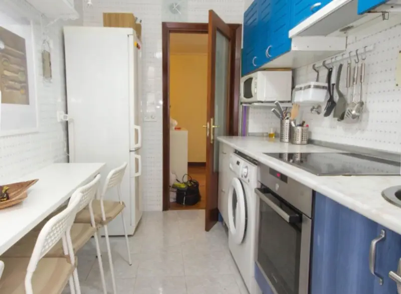 Habitación con salón privado y terraza.