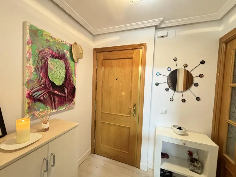Piso en venta. Vivienda reformada, compuesta de 3 habitaciones, 2 baños completo, salon muy amplio y luminoso. tercero con ascensor. trastero.