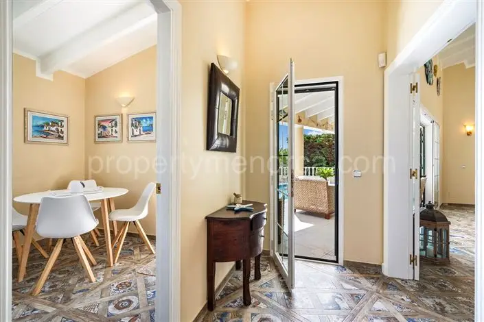 Villa de 4 Dormitorios con Vistas al Mar en Venta